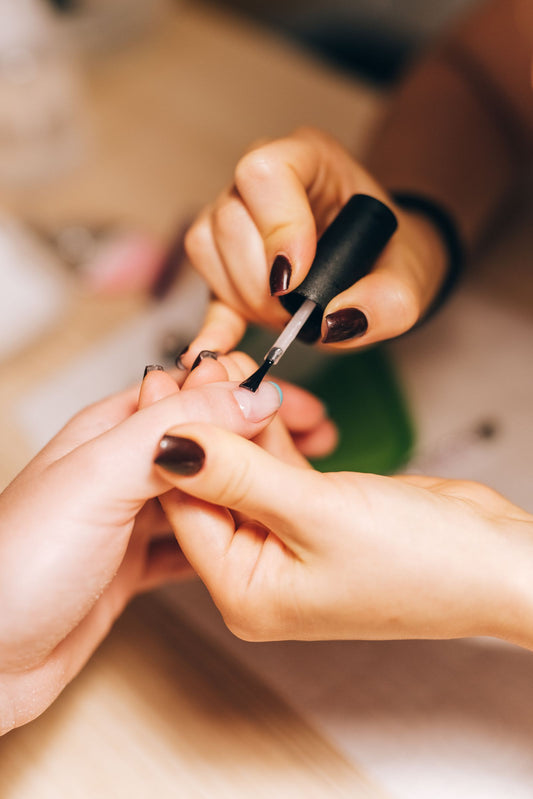 Manicure profissional a aplicar verniz de unhas